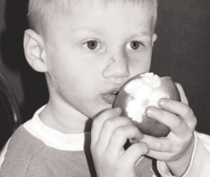 Дітям корисно з’їдати по яблуку на день. Фрукт багатий на вітамін Д і залізо