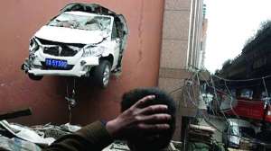 Водій автомобіля ”Хайма” зніс опору і пробив стіну на багаторівневій парковці у китайському місті Чунцин. Рятувальники кажуть, що це справжнє диво, що ніхто не постраждав