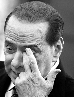 Італійський прем’єр-міністр Сільвіо Берлусконі відпочиває на віллі під Міланом. За ним доглядає особистий лікар