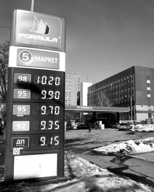 ”Автозаправки змушені підвищувати ціни”, — вважає президент Асоціації ”Об’єднання операторів ринку нафтопродуктів України” Леонід Косянчук. Собівартість виробництва літра бензину А-95 в Україні — дев’ять гривень 60 копійок