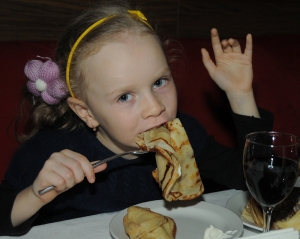Марина Брянцева ест блины во время звездной Масляной в столичном ресторане Панорама