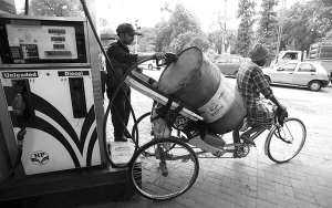 Водій рикші, велосипедного таксі, купує бензин про запас у Делі, столиці Індії. Наприкінці березня індійський уряд вирішив підняти фіксовані ціни на автомобільне пальне