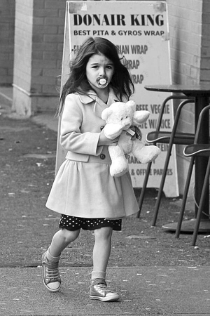 Дочка голлівудського актора Тома Круза Сурі смокче соску під час прогулянки. Педіатри кажуть, що це може викривити прикус дівчинки