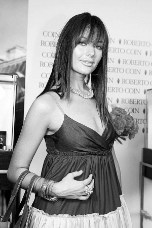 Російська модель і співачка Оксана Федорова розійшлася зі співаком Миколою Басковим. З чуток, вона вагітна від іншого чоловіка