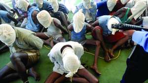 Затримані сомалійські пірати з судна ”Вега-5” сидять на борту індійського військово-патрульного корабля