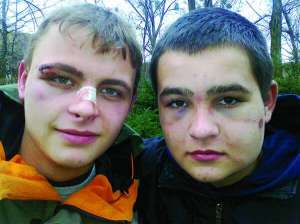 Олексій Сушко (праворуч) із троюрідним братом Тарасом. Їх обох побили після дискотеки 13 січня. Фото зроблене за дві години до смерті Олексія