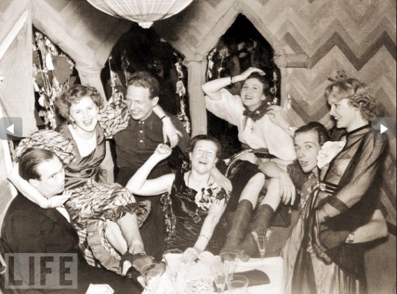Єва Браун (праворуч) святкує карнавал у батьківській домівці в Мюнхені, Німеччина, 1938. У центрі мати Браун Франциска Катаріна та її сестри Ільза і Маргарет
