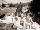 Єва Браун (ліворуч) з друзями на відпочинку у Бад-Годесберзі, Німеччина, 1937