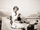 Єва Браун сидить на терасі Бергхоф, будинок Гітлера в Альпах, 1942 рік