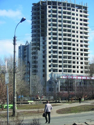 Найвищий будинок у Черкасах, що на розі вулиць Героїв Сталінграда й Смірнова, не можуть добудувати вже кілька років. Він матиме 21 поверх. Власники квартир досі не знають, коли отримають житло 