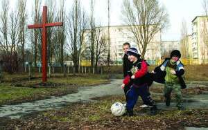 Діти грають у футбол у дворі будинків по вулиці Корольова у Тернополі. Священики греко-католицької церкви хочуть звести тут каплицю
