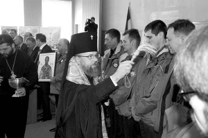 Священик освячує 16 березня учасників української експедиції до Антарктиди в агентстві з питань науки, інновацій та інформації у Києві