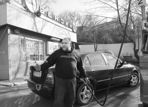 Таксист Олег заправляється бензином білоруського виробництва на заправці на вулиці Глибочицькій, 12 у Києві. Таке ж пальне продають у мережах станції ”Окко”, ”Воґ”, ”Паралель”, ”Шелл”