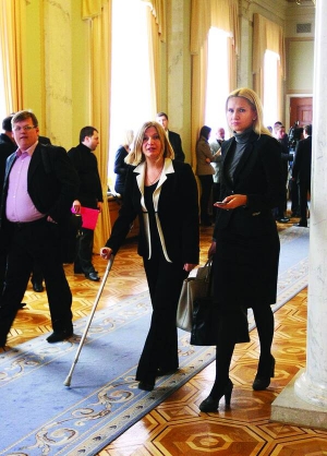 ”Нунсівка” Ірина Геращенко (ліворуч) та Олена Кондратюк з БЮТ у четвер виходять із зали засідань парламенту 