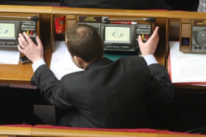 Неизвестный народный депутат голосует за своих коллег в сессионном зале парламента в четверг, 17 марта