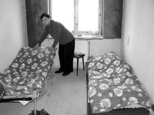 Єлизавета Станович з міста Мукачеве на Закарпатті показує квартиру, де живе із сином Василем. Стіни недоштукатурені, зі стелі звисають електричні дроти