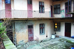 Балкон у будинку по вулиці Академіка Колесси, 9 у Львові обвалився від старості. Працівники жеку поремонтували його лише після обвалення