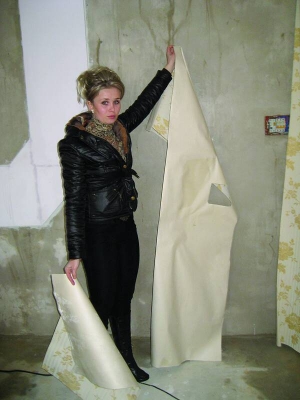 Наталія Силенко розкладає мокрі шпалери у квартирі новобудови на вулиці Гожулівській, 26 у Полтаві. Родина закінчила ремонт за кілька днів до підтоплення