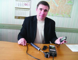 Головний інженер ”Уманьгазу” Микола Шевчук показує прилад ”Тесто-510”. Ним перевіряють тягу у вентиляційних каналах