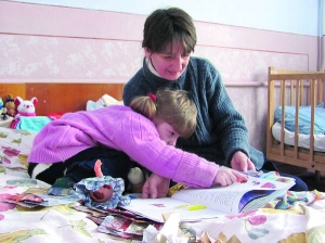 Людмила Юшкова з донькою Мариною у Шаргородській лікарні Вінницької області. Їхня хата  згоріла