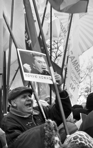 Учасник акції протесту ”Автомобільний майдан” 25 березня на Європейській площі у Києві. Учора підприємці передали звернення до прем’єра Миколи Азарова. Вимагають зупинити терор проти підприємців та контролювати дії податківців