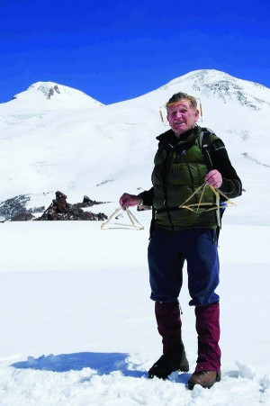 Киянин Володимир Моногаров понад 60 років займається альпінізмом. Із собою носить піраміди, з яких бере енергію