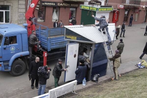 Комунальники демонтують 29 березня кіоск із цигарками біля метро Золоті ворота. За різними підрахунками, незаконно встановлених яток у Києві близько 15 тисяч