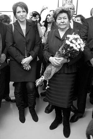 Вдова першого президента Росії Наїна Єльцина (праворуч) із дочкою Тетяною Юмашевою у київській парламентській бібліотеці відкрили виставку, присвячену 80-річчю з дня народження Бориса Єльцина