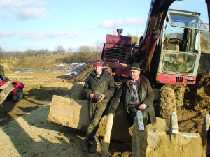 На околиці Лохвиці екскаваторники Сергій Ткаченко і Віктор Ярошенко (праворуч) разом з колегами зробили полігон у заглибленні, знісши пагорб