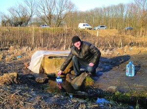 Уманчанин Олександр Шпаченко набирає воду з джерела біля села Городецьке. Іноді  доводиться стояти в черзі