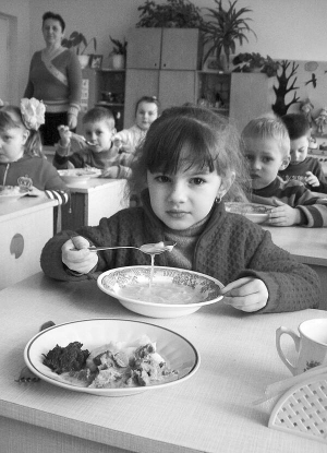 Діти обідають у дитсадку ”Веселка” у Золочеві. З січня їм не дають гречки, бо її запаси у закладі вичерпалися  