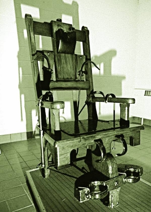 Під час виставки на крісло, на якому стратили 315 осіб, забороняють сідати