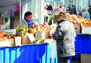 Яблука на столичному Лук’янівському ринку продають по 11–12 гривень за кіло. У сусідньому супермаркеті ”Сільпо” ціни наполовину вищі
