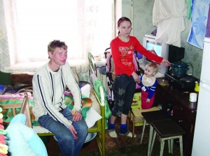 Андрій та Марина Снісарі з двома доньками живуть у кімнаті площею 12 квадратних метрів гуртожитку міста Сміла Черкаської області. Воду гріють на електроплитці, однак електрокабелі часто перегорають