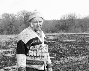Фермер Валерій Аляб’єв орендує 17 гектарів за селом Решуцьк Рівненського району. Колись там стояв хутір Оселиця. У війну люди закопували пожитки в землю