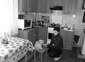 Олена Покропивна із міста Хмільник на Вінниччині годує кота Рудю пісним батоном, який спекла сама. Кіт любить овочі і лушпиння від картоплі