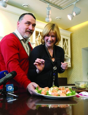 Рестораторка Маргарита Січкар показує видавцю Віталію Капранову приготовлений нею ”Салат гурмана”