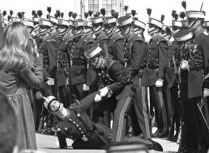 Солдат із почесного караулу падає 30 березня на подвір’ї палацу Ель Падре в Мадриді