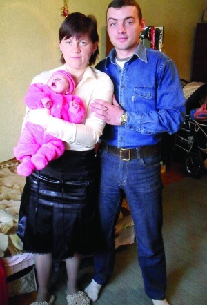 Тетяна та Андрій Гетьмани із Тернополя годують дитину дитячою сумішшю. Молоко у матері пропало на третій день