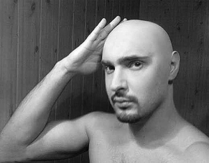 Співак Віталій Козловський поголив голову для зйомок в одному з пісенних проектів