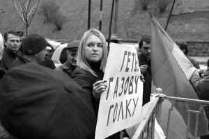 6 квітня. Під стінами Кабміну мітингують ”свободівці”. Вимагають зменшити ціни на комунальні послуги