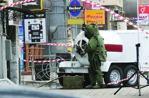 Вибухотехніки знешкоджують бойову гранату, яку грабіжник кинув біля входу в пункт обміну валют по вулиці Шота Руставелі, 17 у Києві 6 квітня