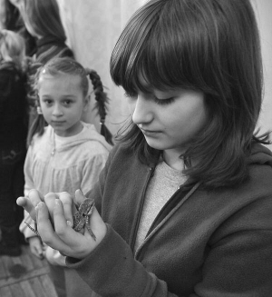 Вихованка гуртка ”Юні зоологи-тераріумісти” 12-річна Галина Ковальчук тримає в руках бородату агаму. Дівчинка найвідповідальніша учениця гуртка, тому їй дозволяють брати плазунів у руки