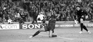 Правий захисник ”Барселони” Дані Алвеш забиває другий гол у ворота ”Шахтаря”