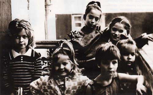 Вера Брежнева (слева), ее сестры - Вика (рядом с ней), Галя (в центре наверху), Настя (крайняя справа) и подружки