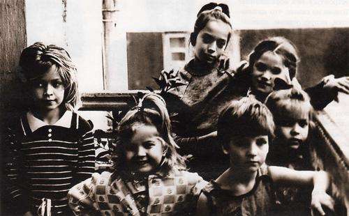 Віра Брежнєва (ліворуч), її сестри - Віка (поряд з нею), Галя (в центрі вгорі), Настя (крайня праворуч) і подружки