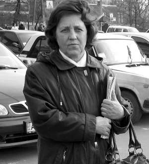 Ніна Доценко працює начальницею пошти і листоношею у селі Бохоники під Вінницею. Її підозрюють у тому, що видавала пенсію сувенірними грошима