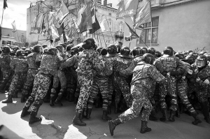 Міліціонери стримують натовп ”свободівців” під стінами Палацу залізничників у Львові у понеділок о 12.30. У той час у залі для нарад виступав президент Віктор Янукович