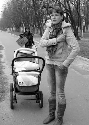Фотінія Молчанова на пішохідній алеї  Путейка в Черкасах. Тут її побив водій