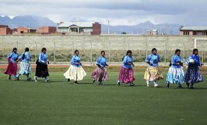 Болівійська жіноча футбольна команда ”Асакачі” виходить на поєдинок місцевого чемпіонату проти ”Баталласу”. Гра відбулася на полі стадіону ”Космос-78” в Асакачі, розташованому на висоті 3800 метрів над рівнем моря